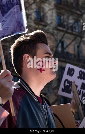 Barcelona, Spanien. März 2020. Ein Protestler sieht während der Demonstration mit einer Farbe auf seinem Gesicht aus.Von der Studentenunion Einberufen, haben Tausende von Schülern der High School in Barcelona mit dem Motto Gegen sexistische Gewalt und Francos Ausbildung als Präambel des 8. März, dem Internationalen Frauentag, demonstriert. Credit: Sopa Images Limited/Alamy Live News Stockfoto