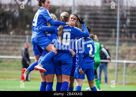 Karlsruhe, Deutschland. März 2020. Melissa Zweigner-Genze (KSC10) jubelt mit der Mannschaft zum Torwart. Deutschland/Fußball/BFV-Pokal: KSC - Niefern, 7. März 2020 weltweite Nutzung Credit: Dpa/Alamy Live News Stockfoto