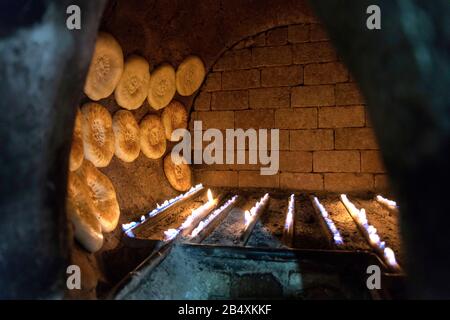 Backen von traditionellem usbekischem Brot in einer kleinen Bäckerei in Buchara, Usbekistan Stockfoto