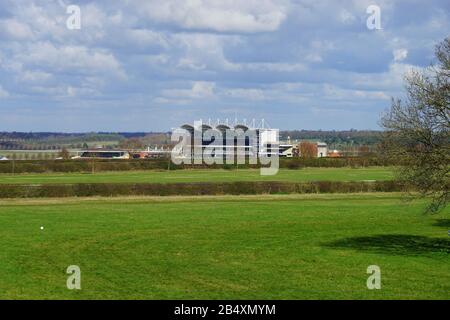 Blick auf die Millennium Grandstand auf der Rowley Mile Racecourse, Newmarket Stockfoto