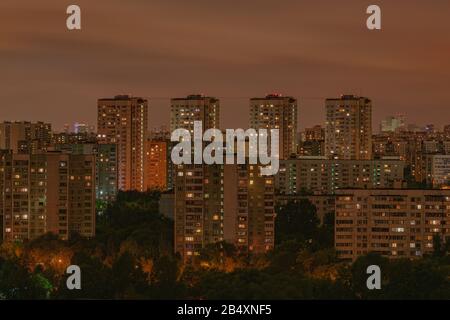 Moskauer Wohnwohnungen mit Blick auf die Nacht, mit leuchtend orangefarbenen Lichtfenstern, Moskau, Russland Stockfoto