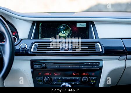 BMW 750d Klimagerät und Automatikgetriebeknopf, Nahaufnahme, Sitzheizung,  Schalter belüftete Sitze, digitale Temperaturanzeige Stockfotografie - Alamy