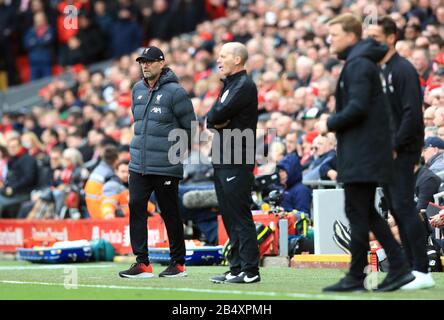 Liverpools Manager Jurgen Klopp (links) beobachtet während des Premier-League-Matches in Anfield, Liverpool, die Spielaktion auf dem Touchline. Stockfoto