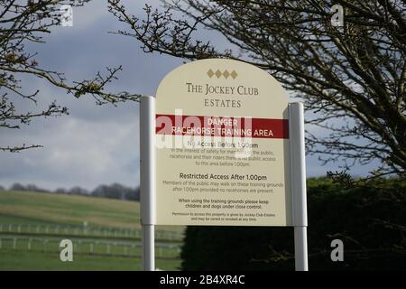 Warnschild auf den Trainingsgaloppen östlich von Newmarket Stockfoto