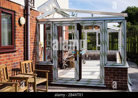 Ein Teil baute einen neuen Wintergartenbau im Hintergarten eines Hauses. Großbritannien Stockfoto