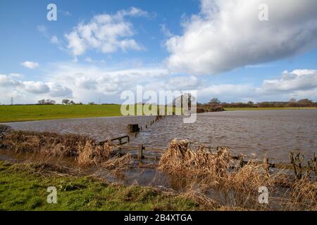 Überschwemmte Ackerland und Landschaft am Sandbach Cheshire England nach Storm Dennis und Ciara Februar 2020 Stockfoto