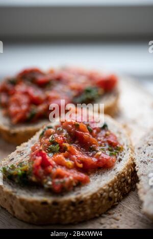 Frisches Brunch Frühstück Morgen Brot Laib, weich flauschig Ofen gebacken hausgemachte, gesunde Bio-Eier, süß und würzig Belag, Olivenöl. Hunger am Morgen Stockfoto