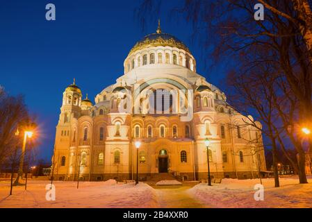 St. Nicholas Naval Cathedral in warmer Nachtbeleuchtung in Nahaufnahme. Kronstadt, Russland Stockfoto