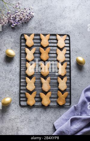 Osterhase geformte Plätzchen auf grauem Steingrund. Draufsicht. Flaches Lay. Stockfoto
