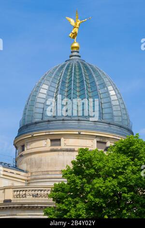 Dresden, 29. APRIL 2018: Glaskuppel der Königlichen Akademie der Künste Nahaufnahme an einem Sonnentag Stockfoto