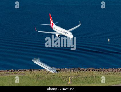 Luftbild Qantas Airways Boeing 737 über Botany Bay Waters mit Wellen. Schmale Karosserieflugzeuge bei Endanflug. Inlandsflug ab Melbourne. Stockfoto