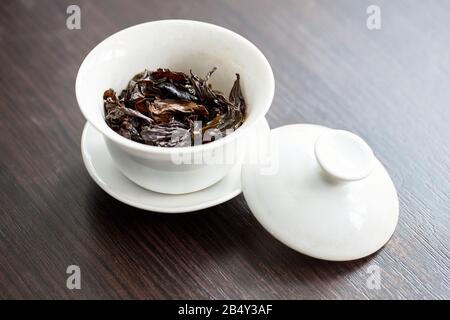 Chinesischer Yuan zhu Hu-Typ aus Porzellan für Teezeremonie oder Gong Fu Cha oder Kung-Fu-Tee zum Brühen von Oolong, auf Holztisch oder chaban Stockfoto