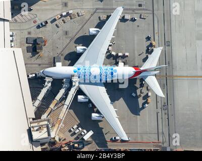 Emirates-Airline Airbus A380 A6-EOD geparkt am Tom Bradley International Terminal in KLAX in Los Angeles, Vereinigte Staaten Dubai EXPO 2020 Special Livery Stockfoto