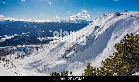 Tauplitz-Alm in der Nähe von Bad Mitterndorf in der österreichischen Steiermärkischen Provinz im Winter. Stockfoto