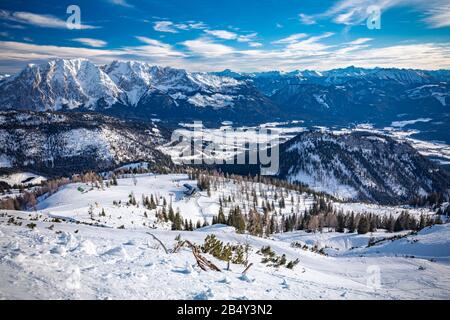 Tauplitz-Alm in der Nähe von Bad Mitterndorf in der österreichischen Steiermärkischen Provinz im Winter. Stockfoto