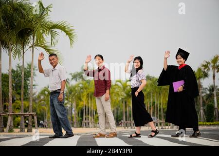 Abschlussfeier. Eltern und Familie gratulieren dem Studenten, der sein Studium an der Universität beendet hat. Stockfoto
