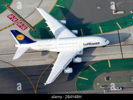 Blick von oben auf die Fahrt des Airbus A380 D-AIMF von Deutsche Lufthansa Airlines auf einem Flughafen. Langstreckenflugzeuge mit vier Triebwerken und Doppeldeckerflugzeuge. Stockfoto