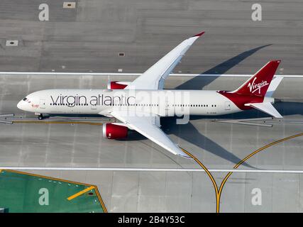 Luftbild der Boeing 787 Dreamliner des Virgin Atlantic, Start auf einem internationalen Flughafen LAX. 787-9 als G-VFAN registrierte Flugzeuge. Stockfoto