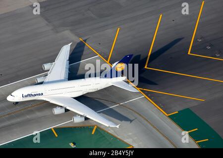 Luftbild der Deutschen Lufthansa Langstreckenflug Airbus A380 D-AIMF auf der Landebahn in einem internationalen Flughafen für die Rückfahrt zum Deutschland Flaggenträger. Stockfoto