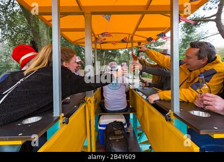 Bournemouth, Dorset, Großbritannien. März 2020. Bourne2Cycle startet das 1. Gruppen-Bike in Bournemouth mit seinem Bierbike, das bis zu 12 Personen aufnehmen kann, als neue, lustige Art, Bournemouth bei einem Drink und einer Musik zu sehen; Ideal für Gruppen, Familien, besondere Anlässe und Firmenevents. Die ersten Passagiere haben Spaß an der Jungfernfahrt, mit neugierigen blicken von Personen, die sie passieren, und von anderen Fahrern/Passagieren. Das Bierfahrrad ist ein 1997 von Het Fietscafe BV aus den Niederlanden erfundenes, menschliches Fahrzeug mit mehreren Passagieren. Credit: Carolyn Jenkins/Alamy Live News Stockfoto