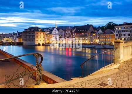 Limmat Flussdamm nachts in Der Altstadt von Zürich, der größten Stadt der Schweiz Stockfoto