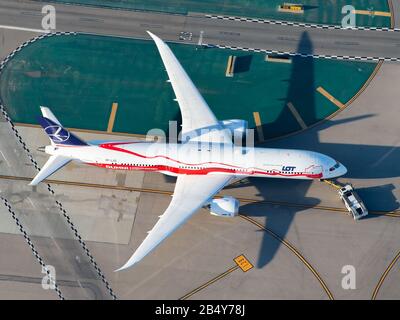 Lot polnische Boeing 787 Dreamliner SP-LSC wird abgeschleppt. Polen Flaggenträger 787-9 mit besonderen Lügnen, die die Unabhängigkeit des Landes feiern. Stockfoto