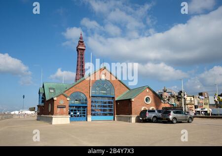 England, Lancashire, Blackpool: Sunlit Blackpool RNLI Rettungsstation mit Blackpool Tower im Hintergrund Stockfoto
