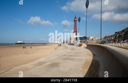 England, Lancashire, Blackpool: Der sonnendurchflutete Blackpool Tower und der Central Pier. Stockfoto