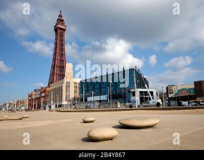 England, Lancashire, Blackpool: Sonniger Blackpool Tower von der neuen Promenade. Stockfoto