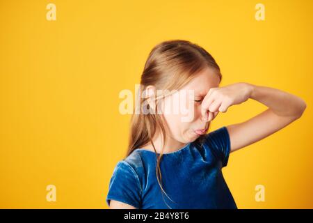 Little Redhead Girl Bedeckte Nase Für Schlechten Geruch Stockfoto