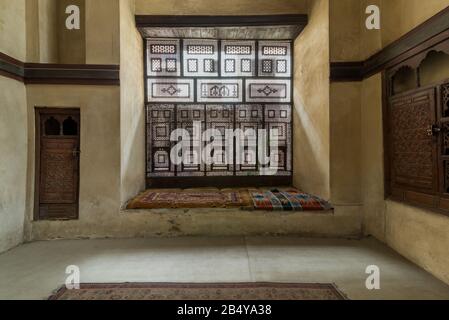 Saal im historischen haus El Sehemy aus osmanischer Zeit, mit Holzfenster aus Interleaved - Mashrabiya, Moez Street, Mittelalterkairo, Ägypten Stockfoto