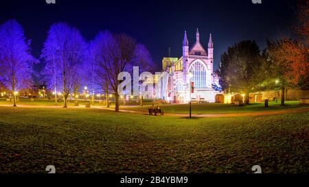 Winchester, Großbritannien - 3. Dezember 2019: Nachtaufnahme der Kathedrale von Winchester für die Weihnachtszeit Stockfoto