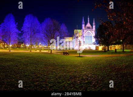 Winchester, Großbritannien - 3. Dezember 2019: Nachtaufnahme der Kathedrale von Winchester für die Weihnachtszeit Stockfoto