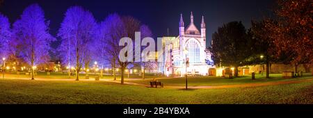 Winchester, Großbritannien - 3. Dezember 2019: Nachtaufnahme der Kathedrale von Winchester für die Weihnachtszeit Stockfoto