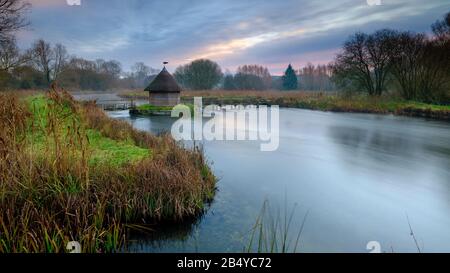 Longstock, Großbritannien - 3. Dezember 2019: Das Eel Trap House on the River Test im Bunny bei Longstock, Hampshire, Großbritannien Stockfoto