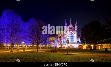 Winchester, Großbritannien - 3. Dezember 2019: Nachtaufnahme der Kathedrale von Winchester für die Weihnachtszeit Stockfoto