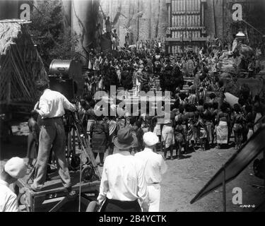 Kamera-Crew filmt Native Ritual vor Gates auf Skull Island für DIE KING KONG 1933 Regisseure Merian C. Cooper und Ernest Schoedsack Story Merian C. Cooper und Edgar Wallace Drehbuch Ruth Rose und James Creelman Musik Max Steiner Visual Effects Supervisor Willis H. O'Brien Produzent David O. Selznick RKO Radio Pictures Stockfoto