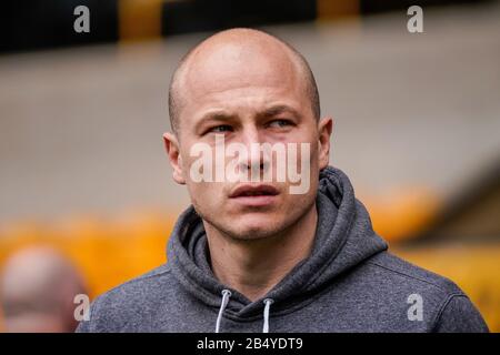 Wolverhampton, Großbritannien. Wolverhampton, Großbritannien. Wolverhampton, Großbritannien. März 2020English Premier League, Wolverhampton Wanderers versus Brighton and Hove Albion; Aaron Mooy von Brighton &amp; Hove Albion während einer Pitch-Inspektion vor dem Spiel Credit: Action Plus Sports Images/Alamy Live News Credit: Action Plus Sports Images/Alamy Live News Credit Stockfoto