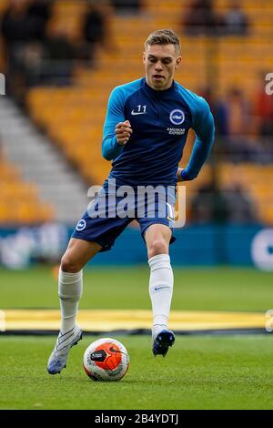 Wolverhampton, Großbritannien. Wolverhampton, Großbritannien. März 2020English Premier League, Wolverhampton Wanderers versus Brighton and Hove Albion; Leandro Trossard of Brighton &amp; Hove Albion erwärmt sich vor dem Spiel Credit: Action Plus Sports Images/Alamy Live News Credit: Action Plus Sports Images/Alamy Live News Stockfoto