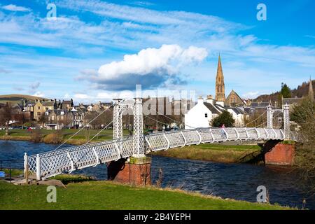 Blick auf River Tweed und Priorsford Steg in Peebles in der schottischen Grenze, Schottland, Großbritannien Stockfoto