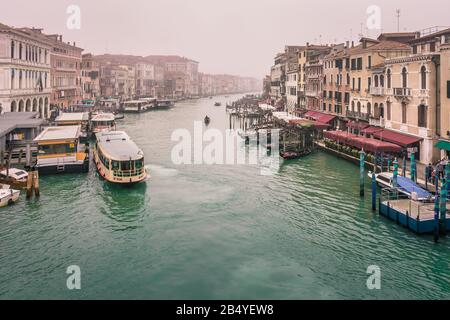 Der Canal Grande von der Rialto Brücke, Venedig, Metropolstadt Venedig, Italien an einem kalten und nebligen Morgen Stockfoto