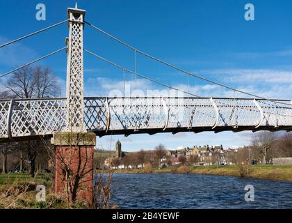 Blick auf River Tweed und Priorsford Steg in Peebles in der schottischen Grenze, Schottland, Großbritannien Stockfoto