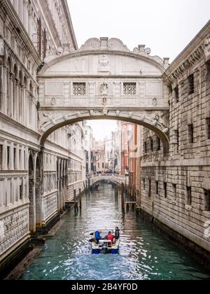 Ein Motorboot fährt unter Ponte dei Sospiri, die Brücke von Sighs, Venedig, Italien, von Ponte della Paglia Stockfoto