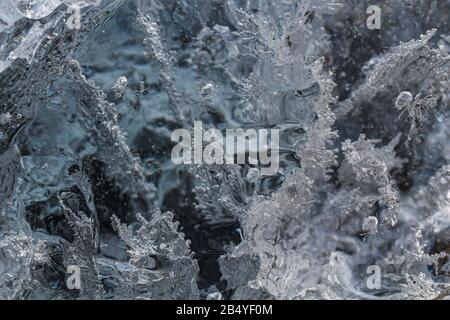 Nahaufnahme eines Eisblocks, der sich während des Tauens im Frühjahr an den Ufern des Saint John River aufgespült hat. Stockfoto