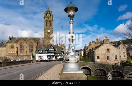 Blick auf Die Old Parish Church von der River Tweed Bridge in Peebles, Scottish Borders, Schottland, Großbritannien Stockfoto