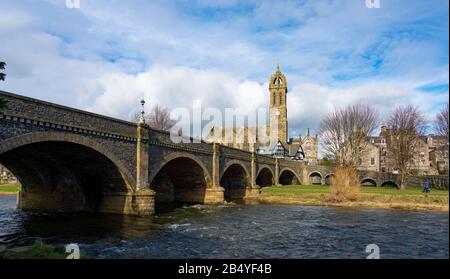 Blick auf Die Old Parish Church von der River Tweed Bridge in Peebles, Scottish Borders, Schottland, Großbritannien Stockfoto