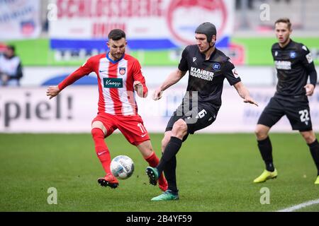 Damian Rossbach (KSC) in Duellen mit Dennis Thomalla (Heidenheim). Ges/Fußball/2. Bundesliga: 1.FC Heidenheim - Karlsruher SC, 07.03.2020 - Fußball/Fußball 1. Division: 1.FC Heidenheim -vs KSC, Heidenheim, 07.03.2020 - DFL-Regelungen verbieten die Verwendung von Fotos als Bildsequenzen und/oder Quasi-Video. Weltweite Verwendung Stockfoto