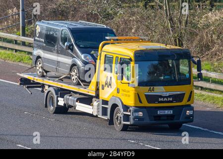 AA Van recovery Lastwagen aufgebrochen Van; seitlicher Aussicht auf Rettung Pannenhilfe Lkw Lkw Transporter transportieren, ohne Beschriftung schwarz van Fahren auf der M6, Lancaster, UK; Verkehr, Transport, moderne, Nord - Auf der 3 spurigen Autobahn gebunden. Stockfoto
