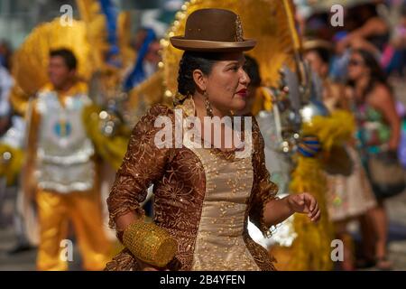 Morenada Tänzerinnen während einer street Parade auf der jährlichen Carnaval Andino con la Fuerza del Sol in Arica, Chile. Stockfoto