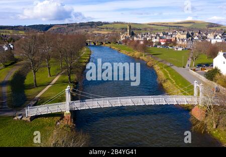 Luftbild des Flusses Tweed, der durch die Stadt Peebles in den schottischen Grenzen fließt, Schottland, Großbritannien Stockfoto